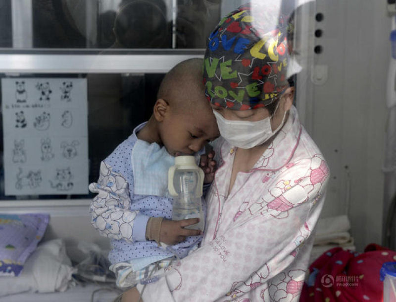 Chinês se torna voluntariamente um saco de pancadas humano para salvar a vida do filho