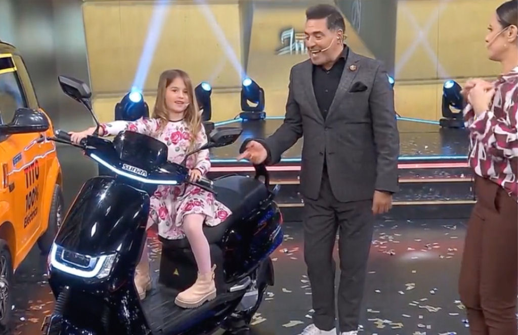 Acidente bizarro em programa de TV ao vivo com criança sentada em uma scooter