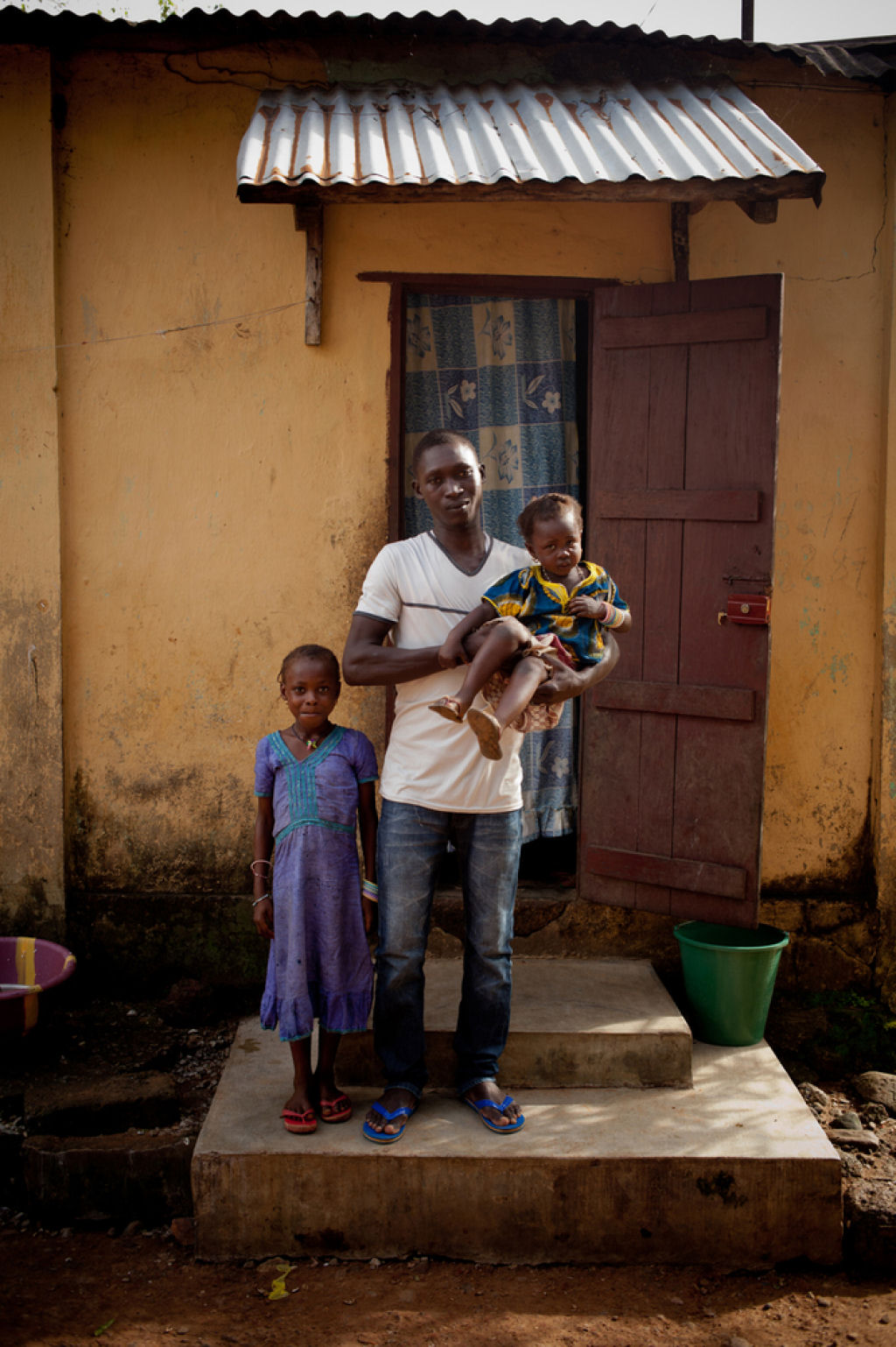 Sobreviventes do Ebola: 16 fotos comoventes da volta para casa 06