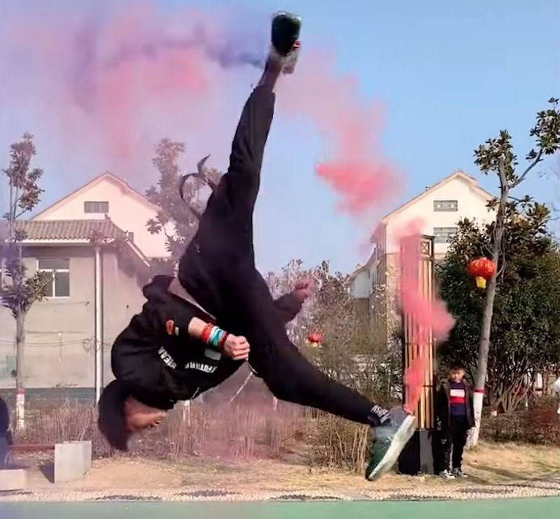 Jovem chinês se torna estrela da internet por suas impressionantes habilidades acrobáticas