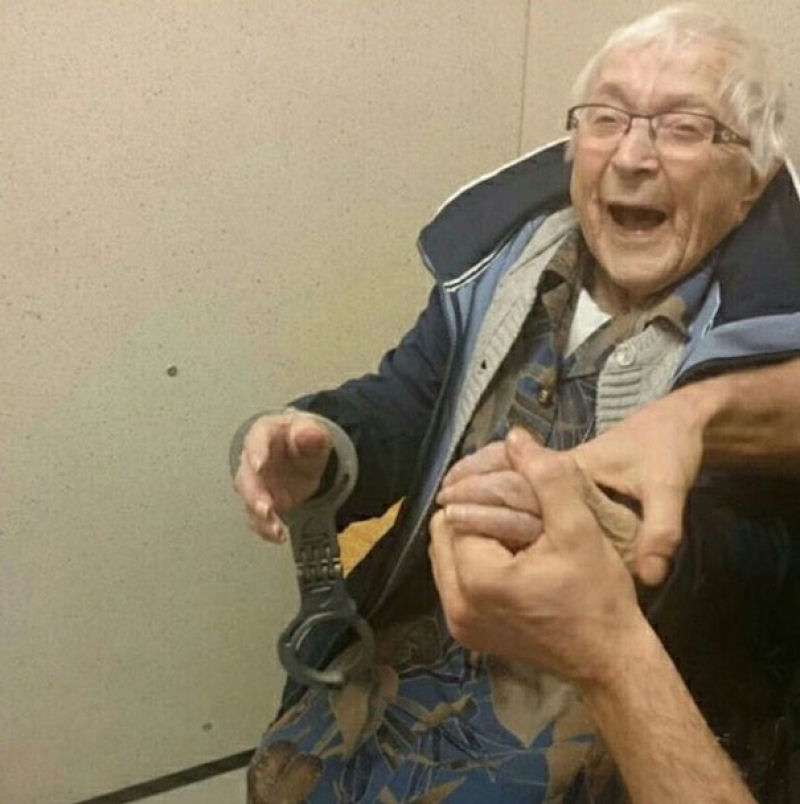 Senhora de 99 anos acabou na prisão, mas não porque ela cometeu um crime 04