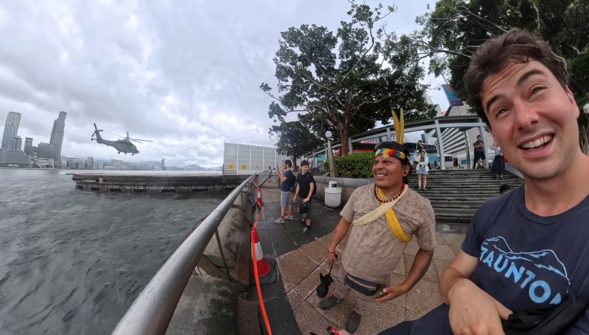 Linguista leva indígena waorani para visitar a agitada Hong Kong