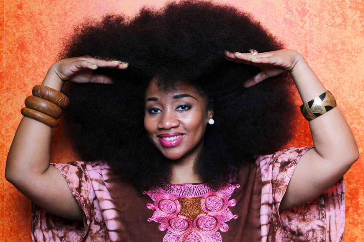 Conhea Aevin Dugas, a orgulhosa dona do maior penteado afro do mundo
