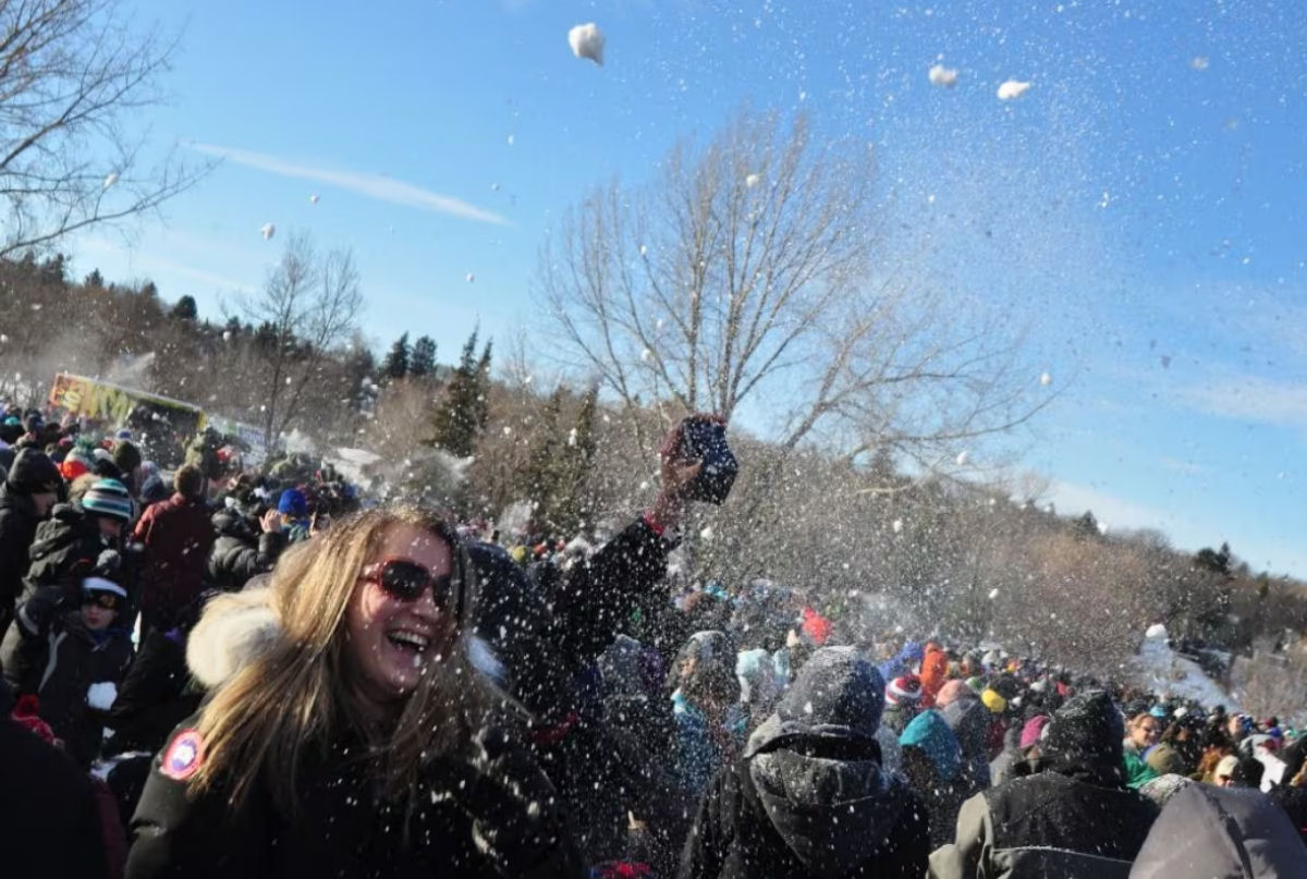 Veja a beleza e ao caos da maior guerra de bolas de neve do mundo