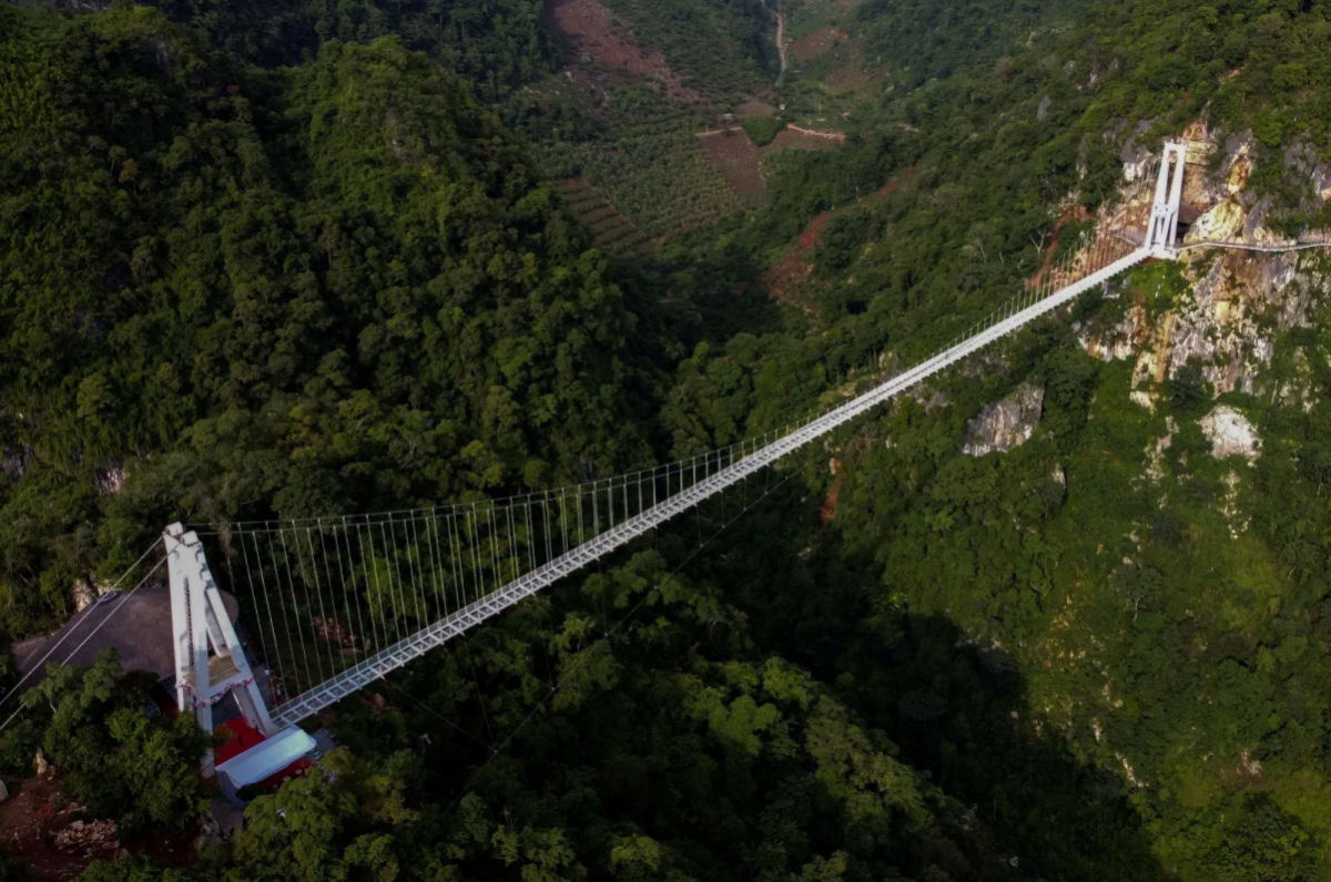 Nova passarela de vidro do Vietnã estabelece recorde mundial do Guinness
