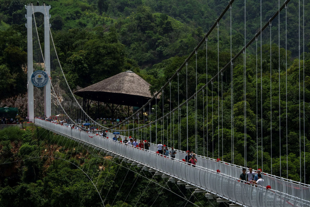 Nova passarela de vidro do Vietnã estabelece recorde mundial do Guinness