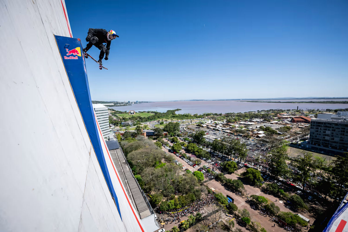 Skatista campeão brasileiro desce a rampa de skate mais alta do mundo na lateral de um prédio