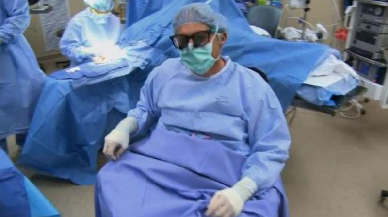 A histria inspiradora de um cirurgio paralisado que continua a operar