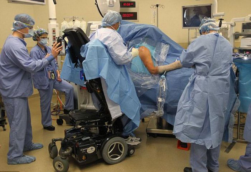 A histria inspiradora de um cirurgio paralisado que continua a operar