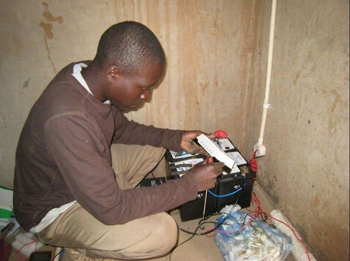 O rapaz que cria correntes de eletricidade e esperança 11