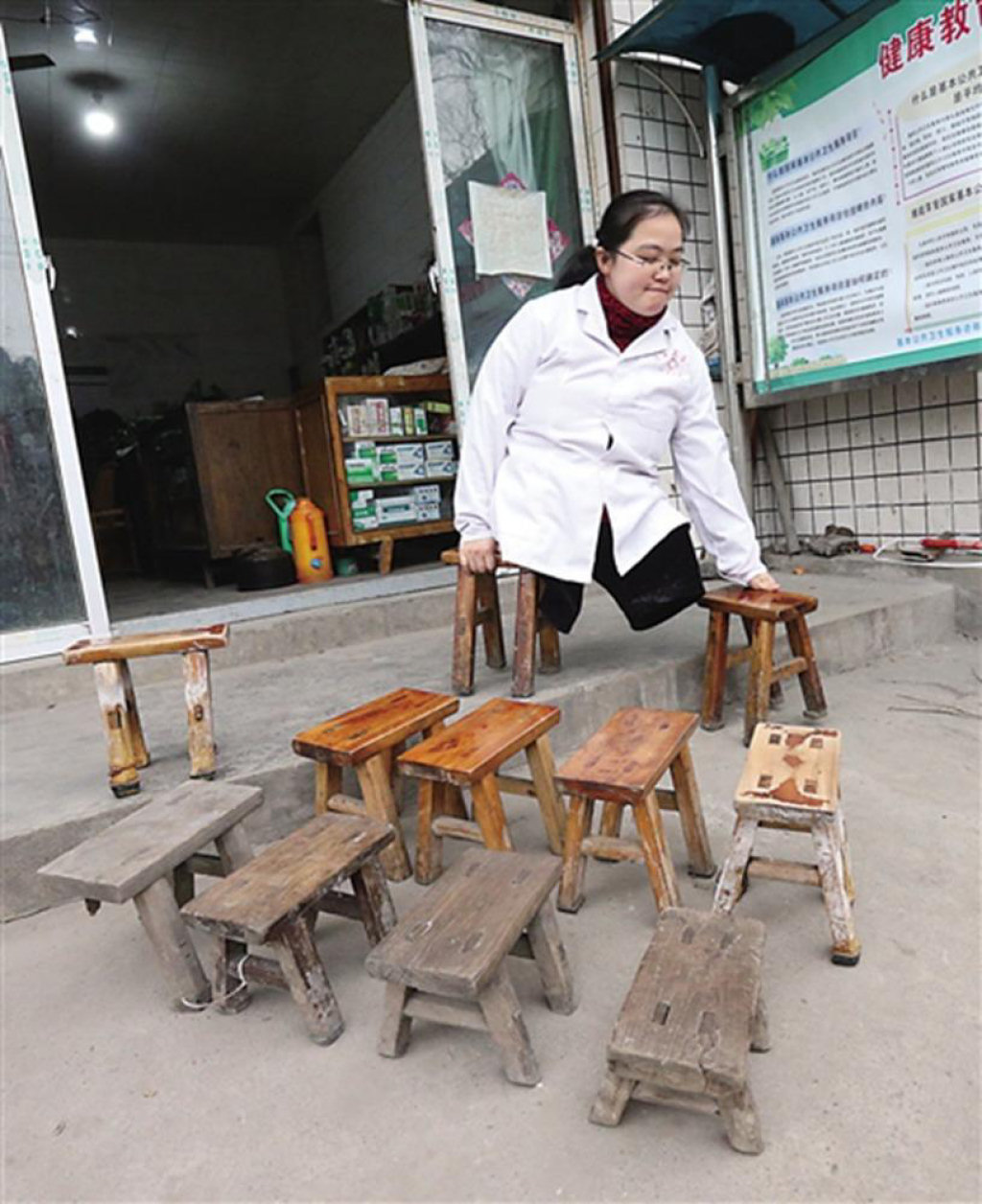 Médica sem pernas desgasta 24 banquetas de madeira em 15 anos atendendo chamados médicos 03