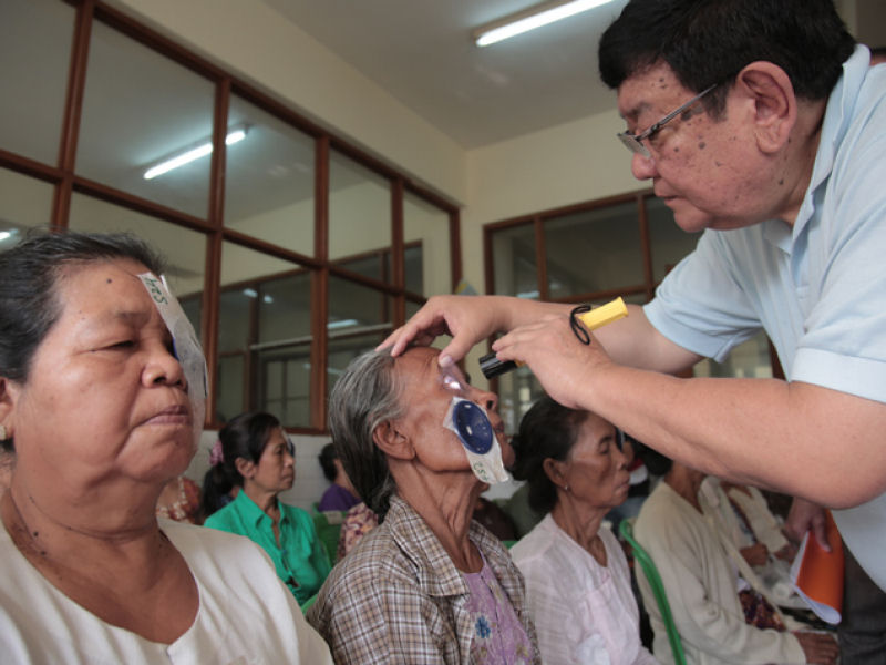 Deus da Viso do Nepal recuperou a viso de 130.000 pessoas em todo o mundo com simples procedimento de 5 minutos