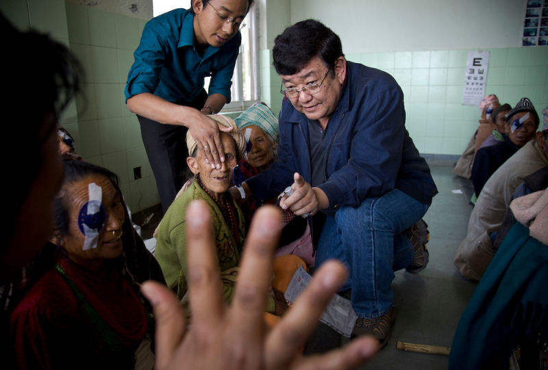 Deus da Viso do Nepal recuperou a viso de 130.000 pessoas em todo o mundo com simples procedimento de 5 minutos
