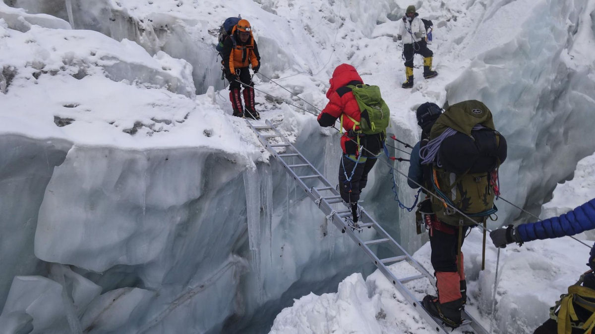Chins de 69 anos conquista o Everest 43 anos depois de perder os dois ps congelados