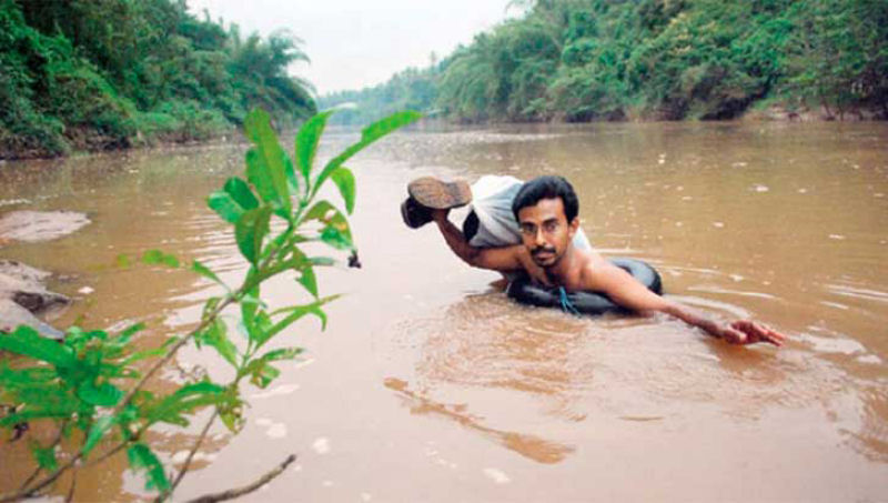 Um professor cruza um rio a nado todas as manhs para chegar a tempo a sua escola