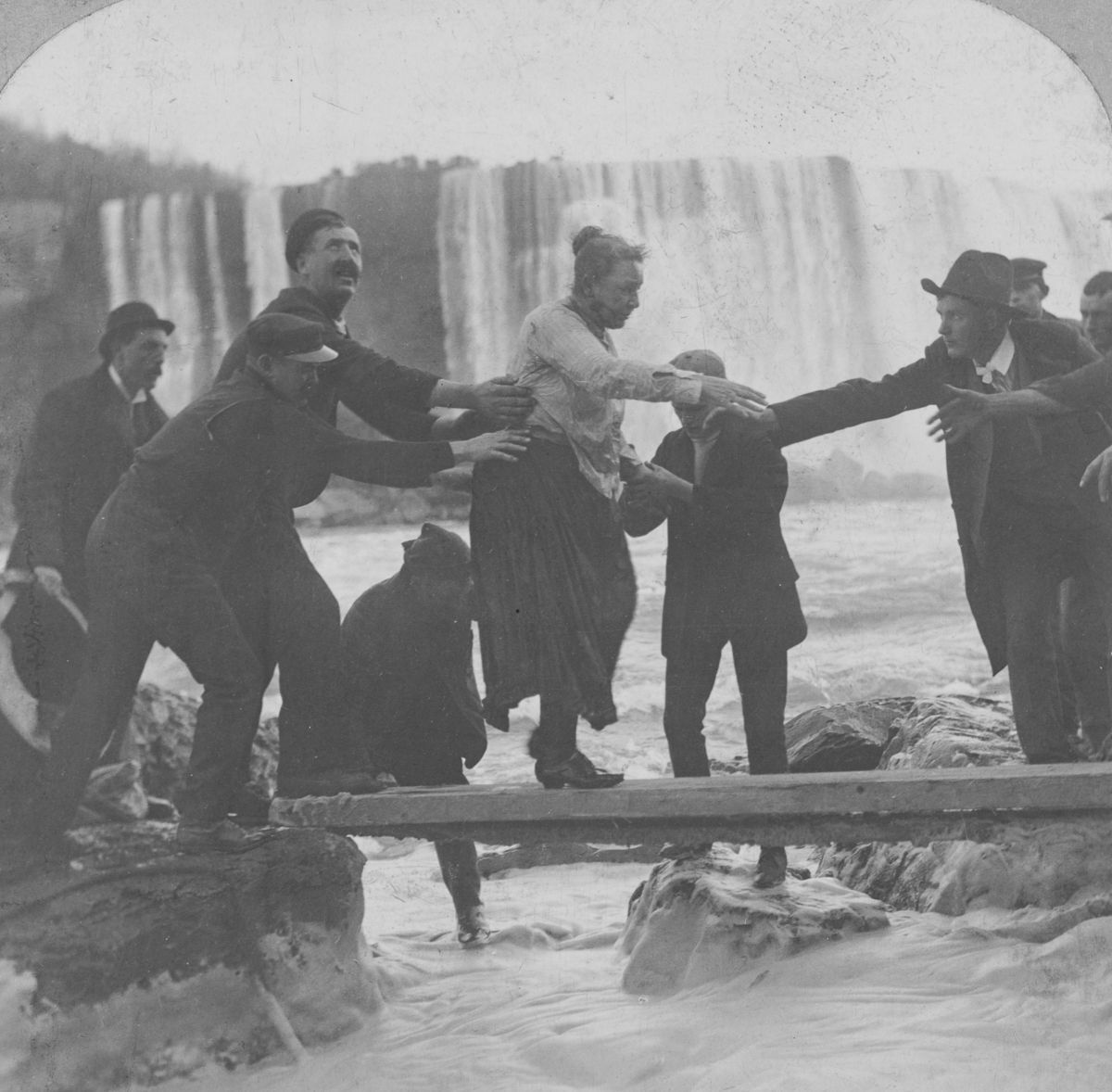 A primeira pessoa a descer as Catarastas do Niagara de barril foi uma professora de 63 anos