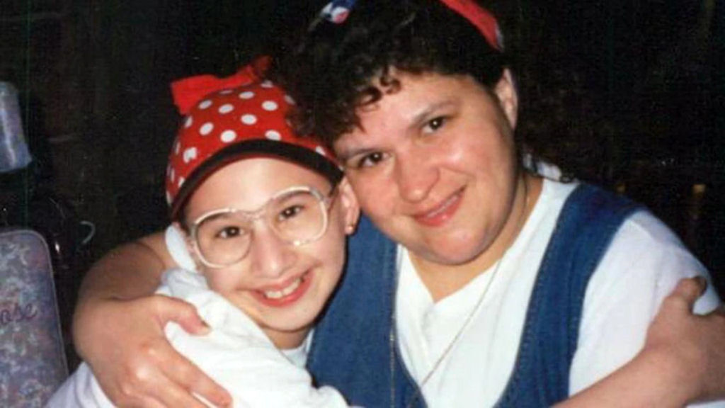 A história da jovem que matou a mãe porque, por 24 anos, obrigou-a a usar cadeira de rodas e fingir câncer