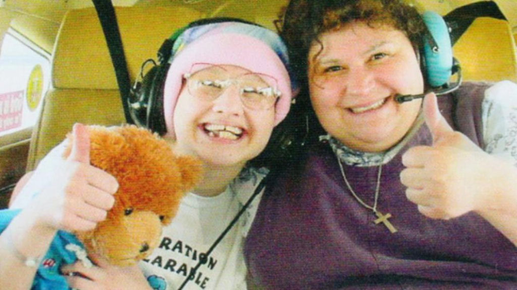 A história da jovem que matou a mãe porque, por 24 anos, obrigou-a a usar cadeira de rodas e fingir câncer