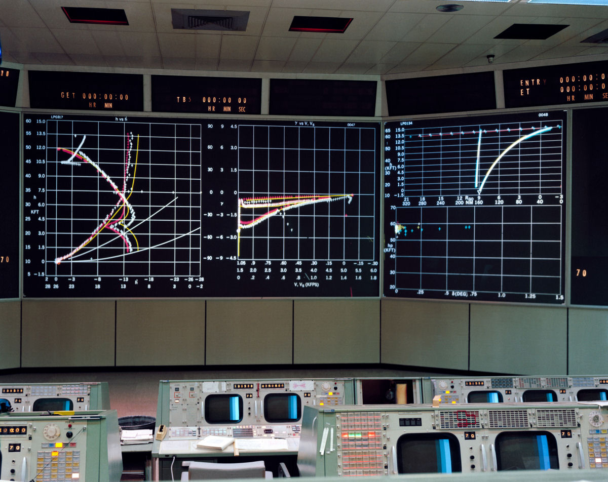 Uma visita em vídeo às salas de controle da NASA em Houston, em 1970