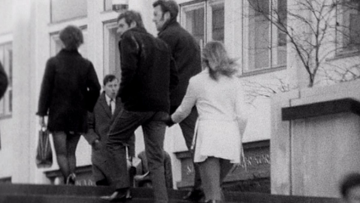Clipe de 1971 mostra uma mulher beliscando a bunda de homens por 'igualdade'