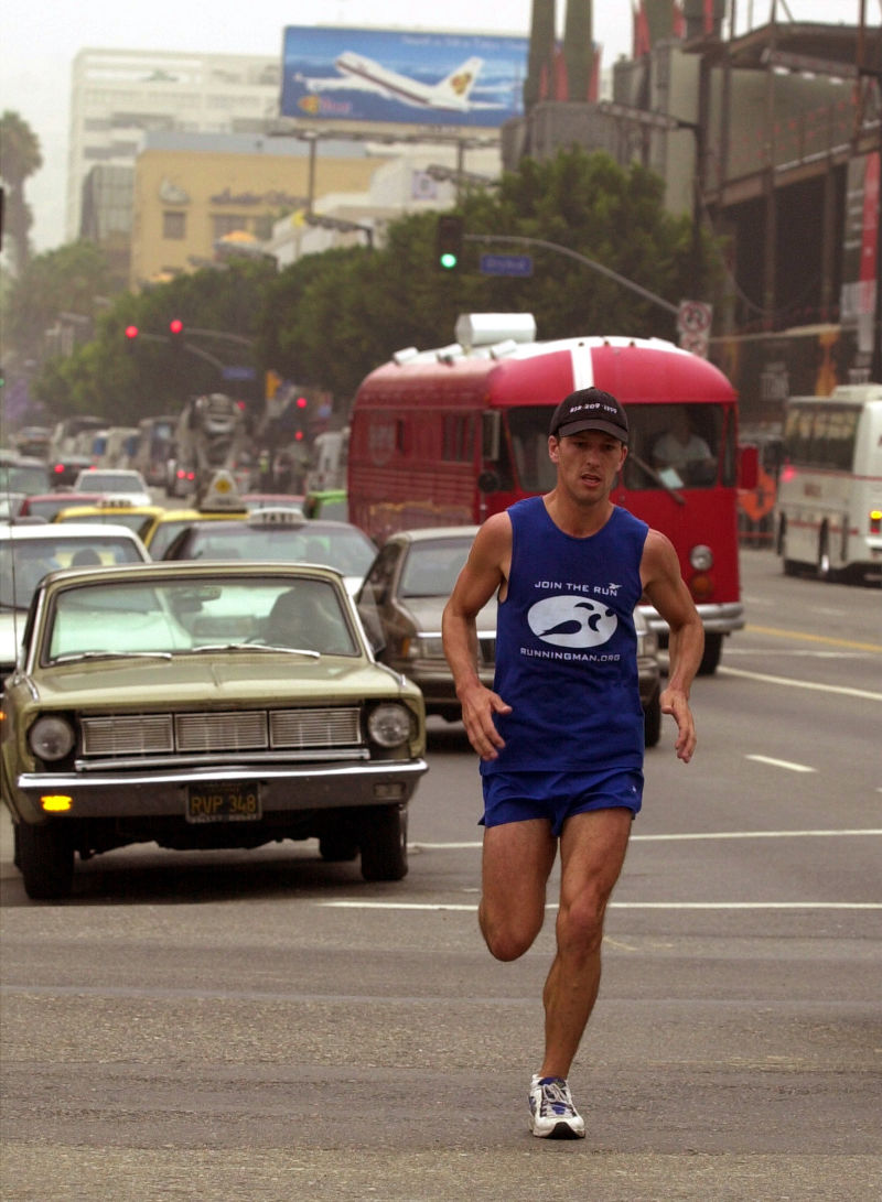 «The Runningman», a façanha (ou a mentira) do primeiro homem a dar a volta ao mundo correndo