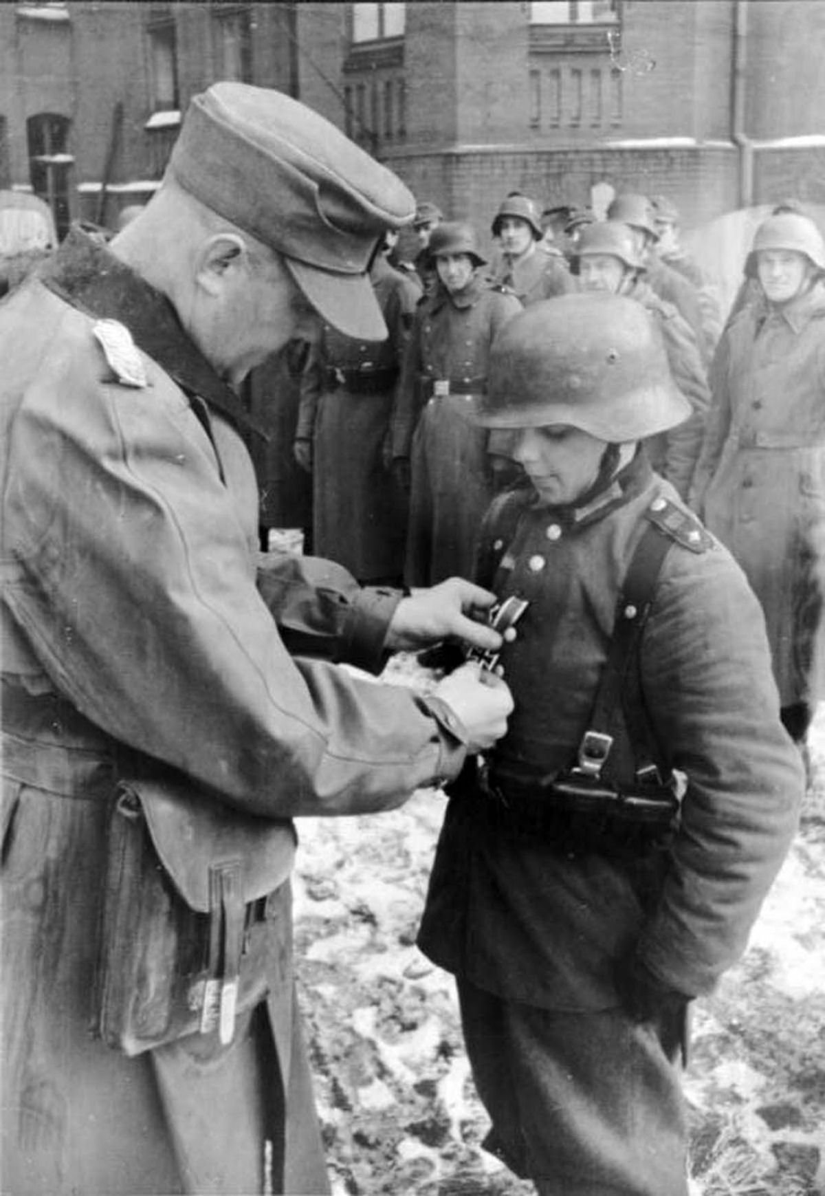 A história de Willi Hübner, um dos mais jovens soldados a receber a Cruz de Ferro em 1945