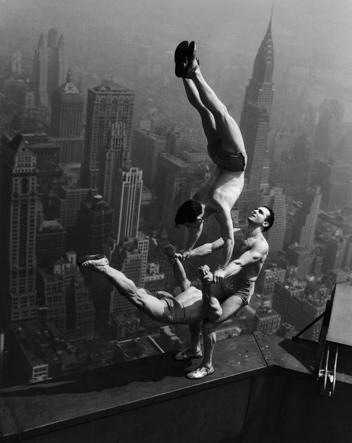 A incrível acrobacia de equilíbrio no topo do Empire State Building