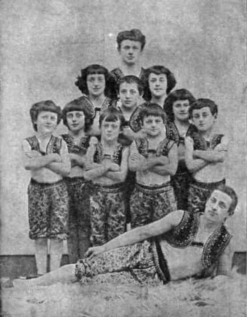Fotos dos Kremos, uma família suíça de acrobatas, do final do século 19 e início do século 20 06