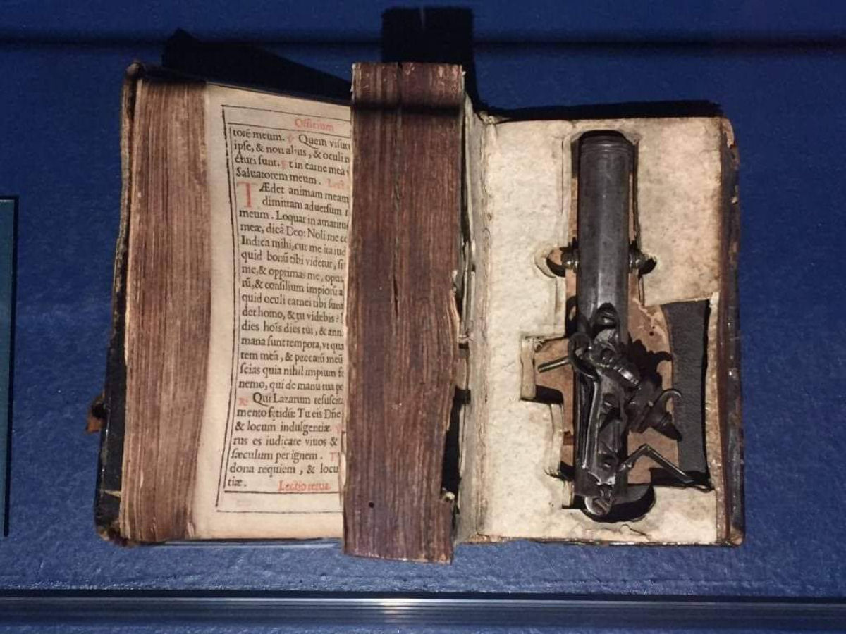 Esta 'arma bíblica' pode disparar sem abrir o livro!