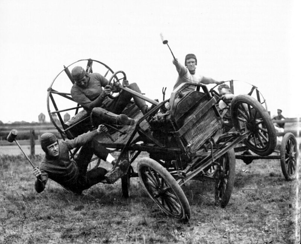No início do século 20, algumas pessoas decidiram que era uma ótima ideia jogar polo com carros 01
