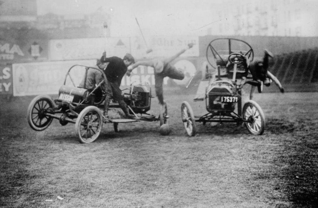 No início do século 20, algumas pessoas decidiram que era uma ótima ideia jogar polo com carros 02