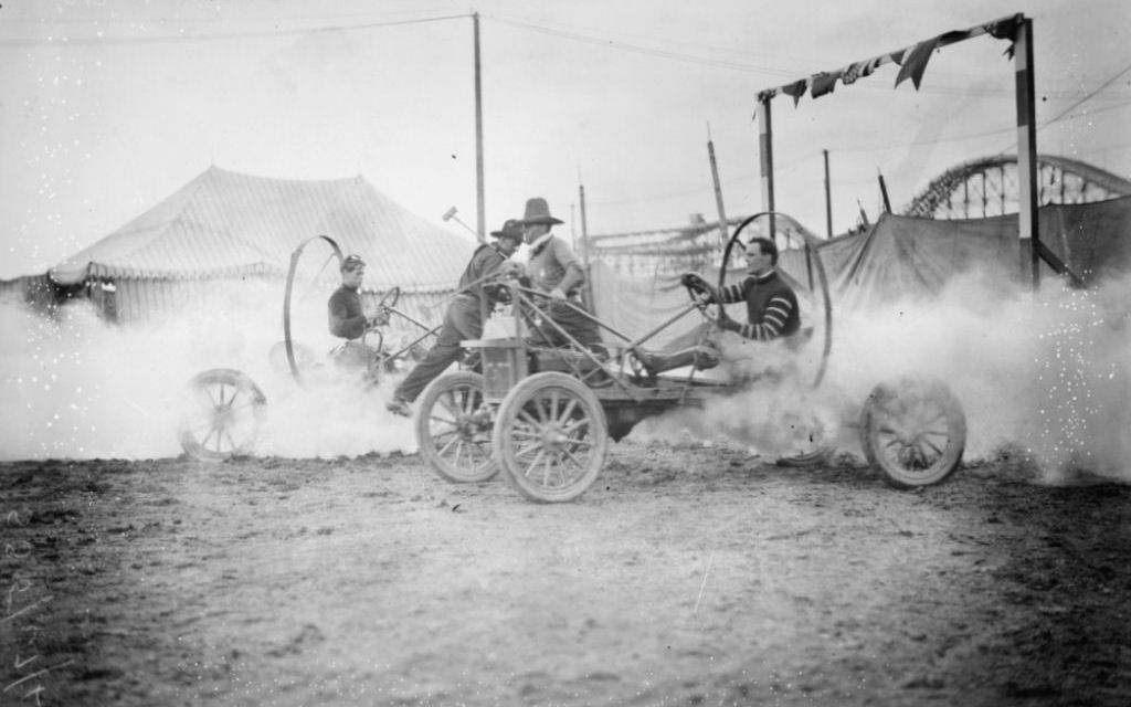 No início do século 20, algumas pessoas decidiram que era uma ótima ideia jogar polo com carros 04