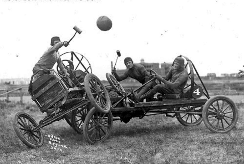 No início do século 20, algumas pessoas decidiram que era uma ótima ideia jogar polo com carros 11