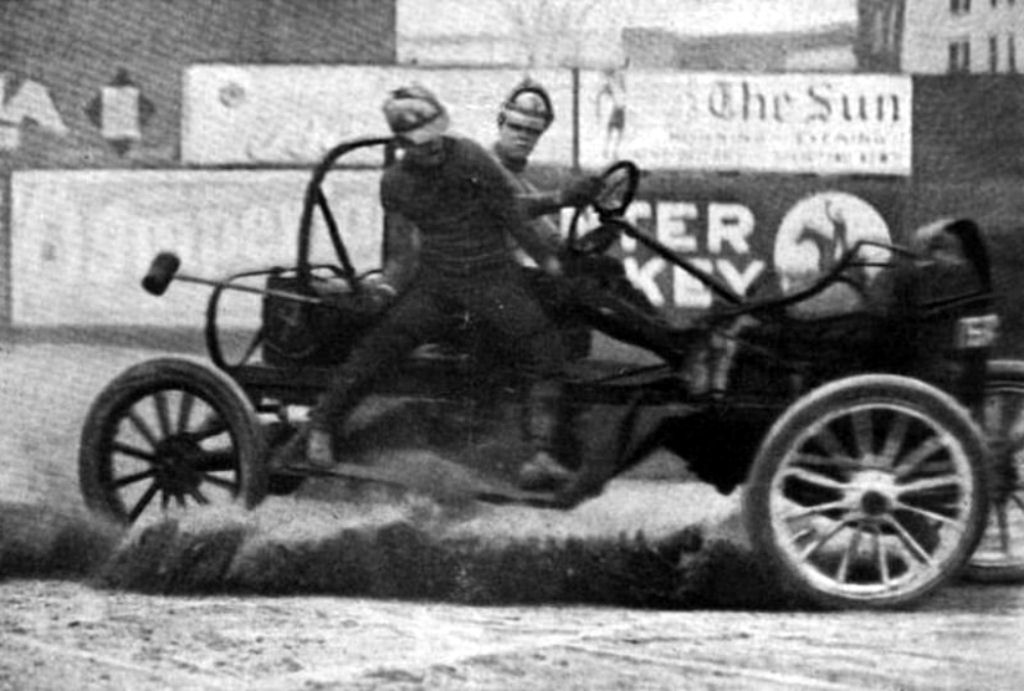 No início do século 20, algumas pessoas decidiram que era uma ótima ideia jogar polo com carros 12