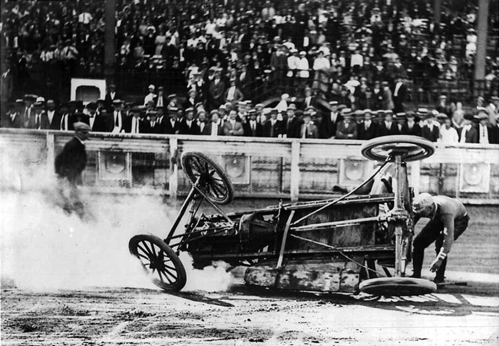 No início do século 20, algumas pessoas decidiram que era uma ótima ideia jogar polo com carros 16