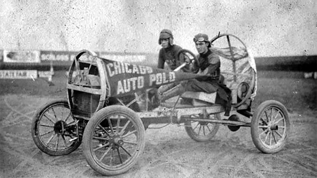 No início do século 20, algumas pessoas decidiram que era uma ótima ideia jogar polo com carros 18