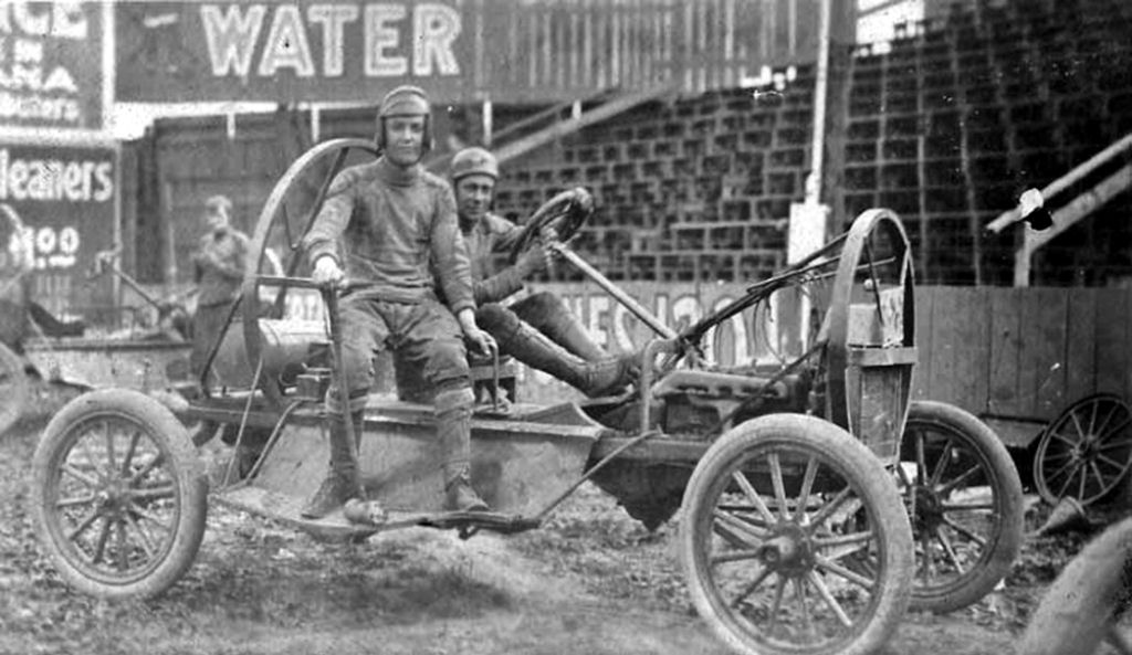 No início do século 20, algumas pessoas decidiram que era uma ótima ideia jogar polo com carros 19