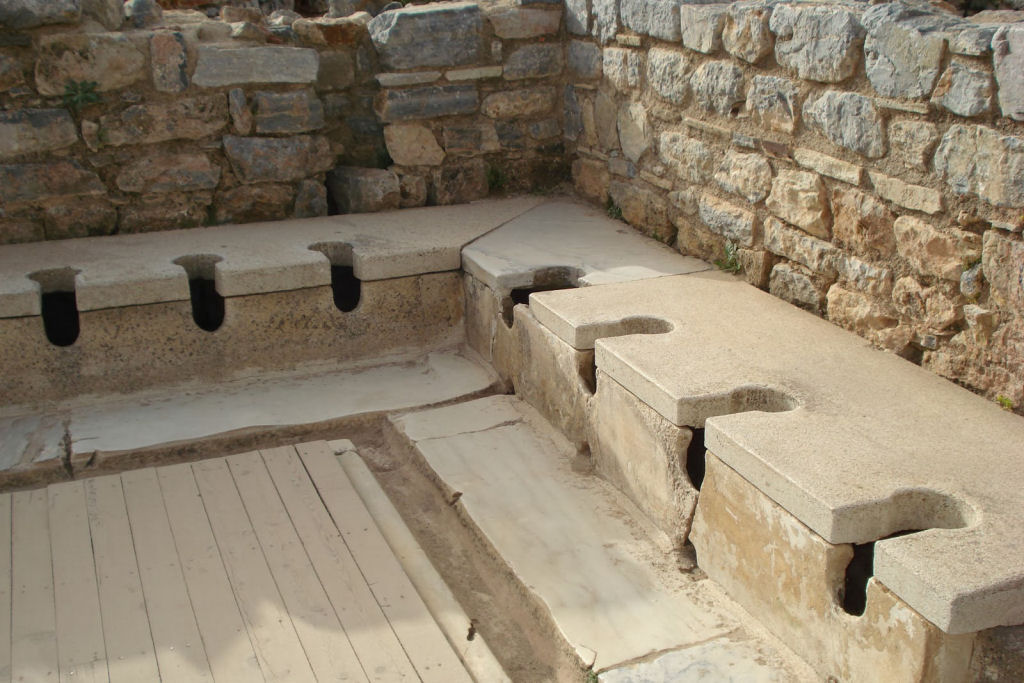 Uma breve história dos sanitários desde a antiga Mesopotâmia até os dias atuais