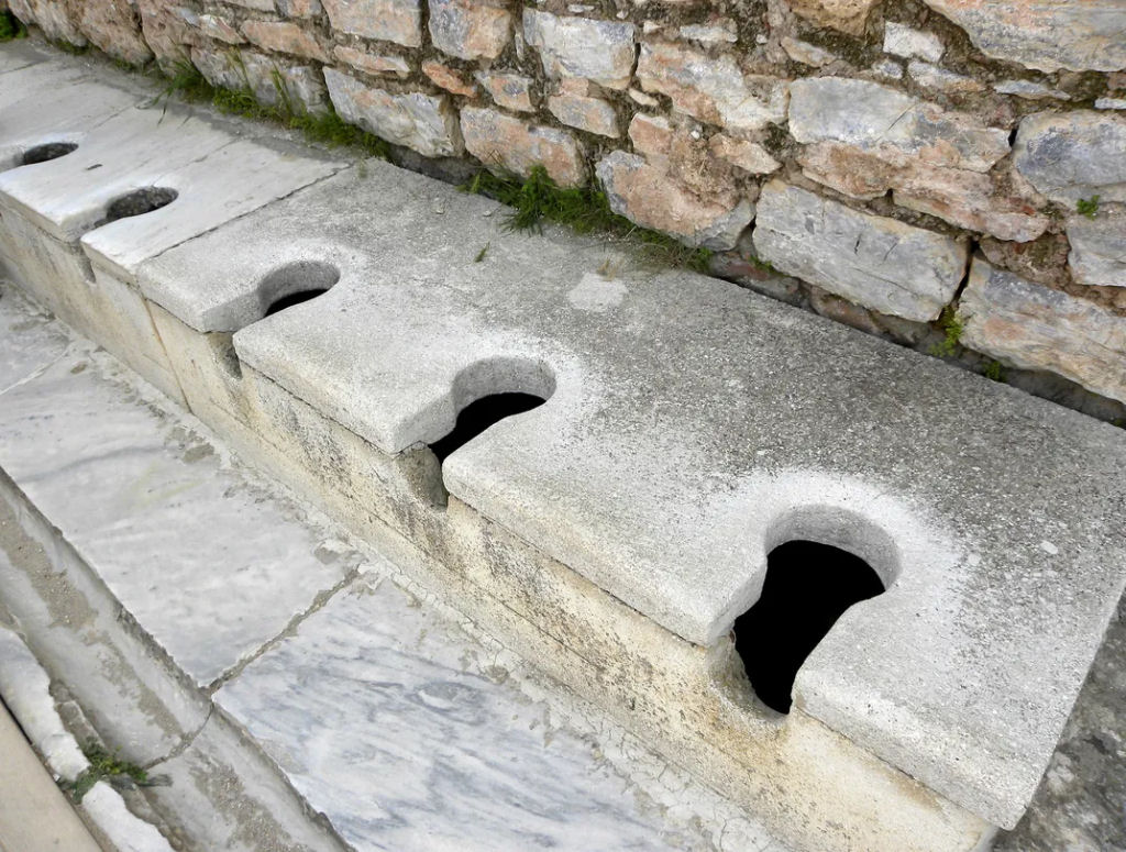Como funcionavam os banheiros na Roma Antiga e na Inglaterra Medieval