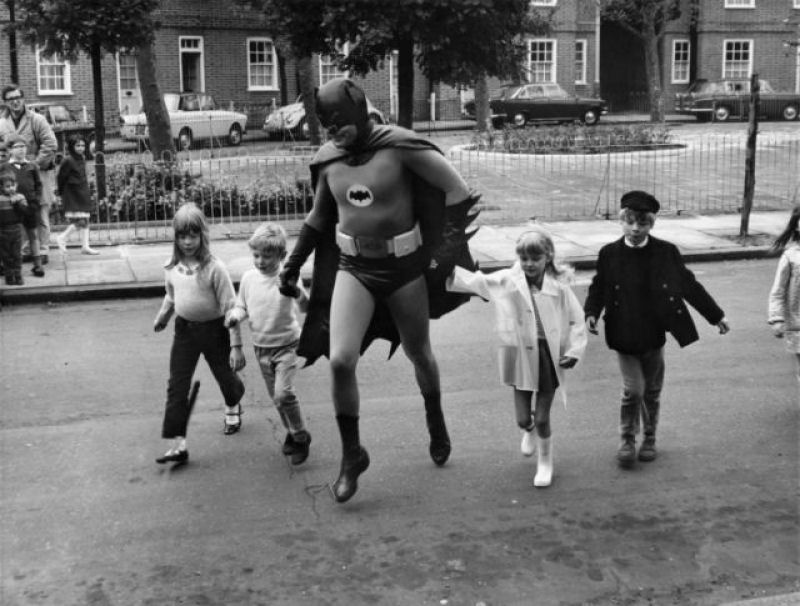 Quando Batman, alm de lutar contra os viles de Gotham, ajudava crianas adorveis a atravessar a rua! 02