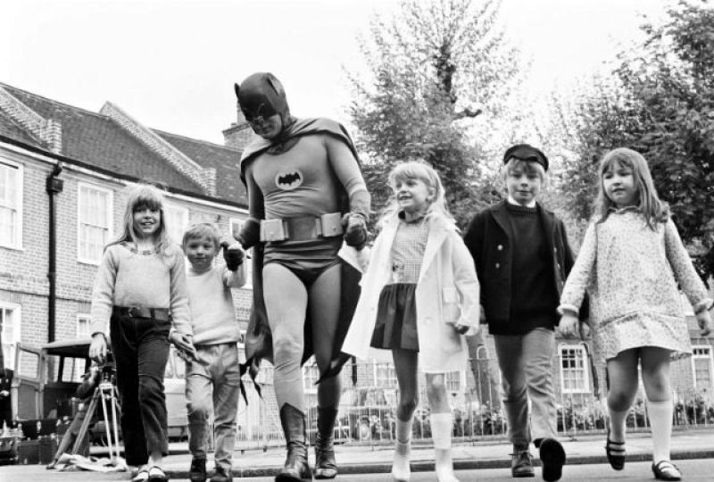 Quando Batman, alm de lutar contra os viles de Gotham, ajudava crianas adorveis a atravessar a rua! 03
