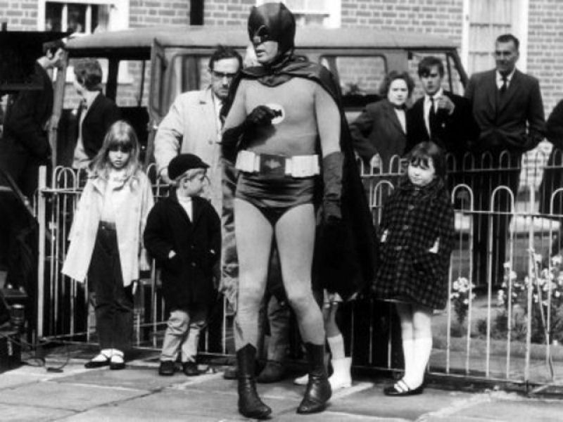 Quando Batman, alm de lutar contra os viles de Gotham, ajudava crianas adorveis a atravessar a rua! 04