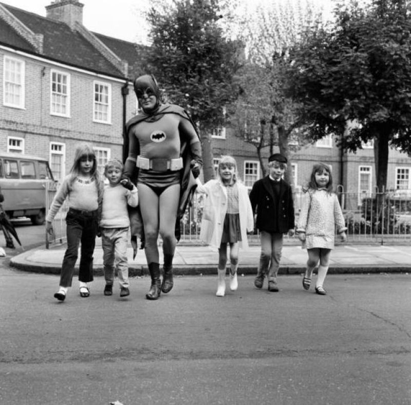 Quando Batman, alm de lutar contra os viles de Gotham, ajudava crianas adorveis a atravessar a rua! 06