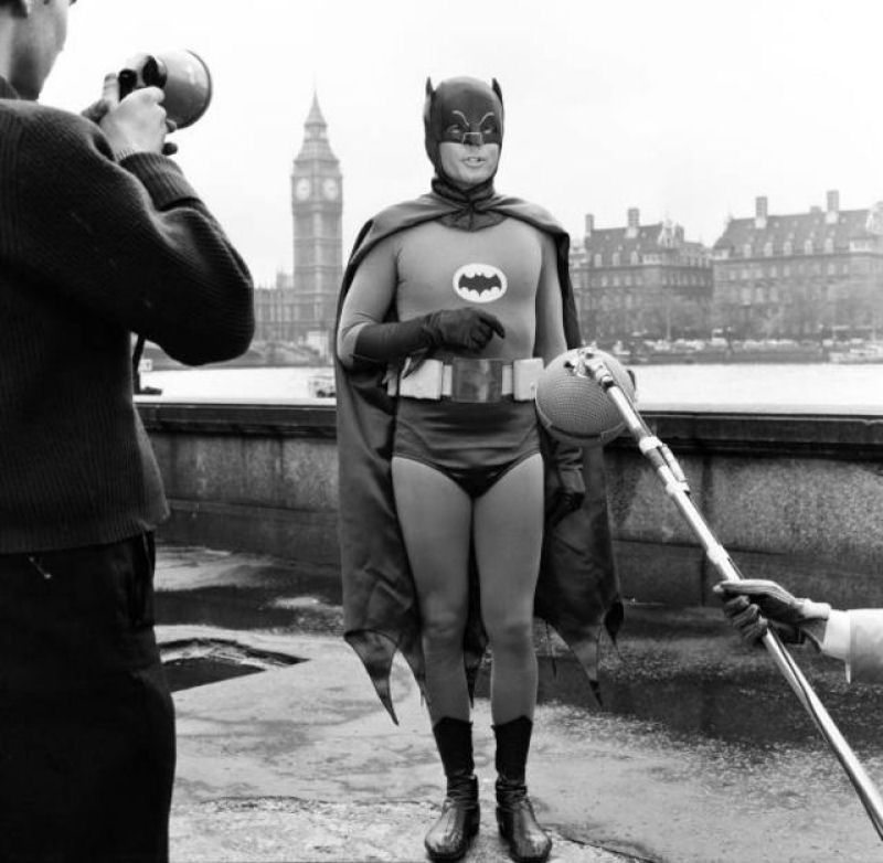 Quando Batman, alm de lutar contra os viles de Gotham, ajudava crianas adorveis a atravessar a rua! 09