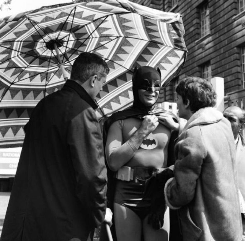 Quando Batman, alm de lutar contra os viles de Gotham, ajudava crianas adorveis a atravessar a rua! 10