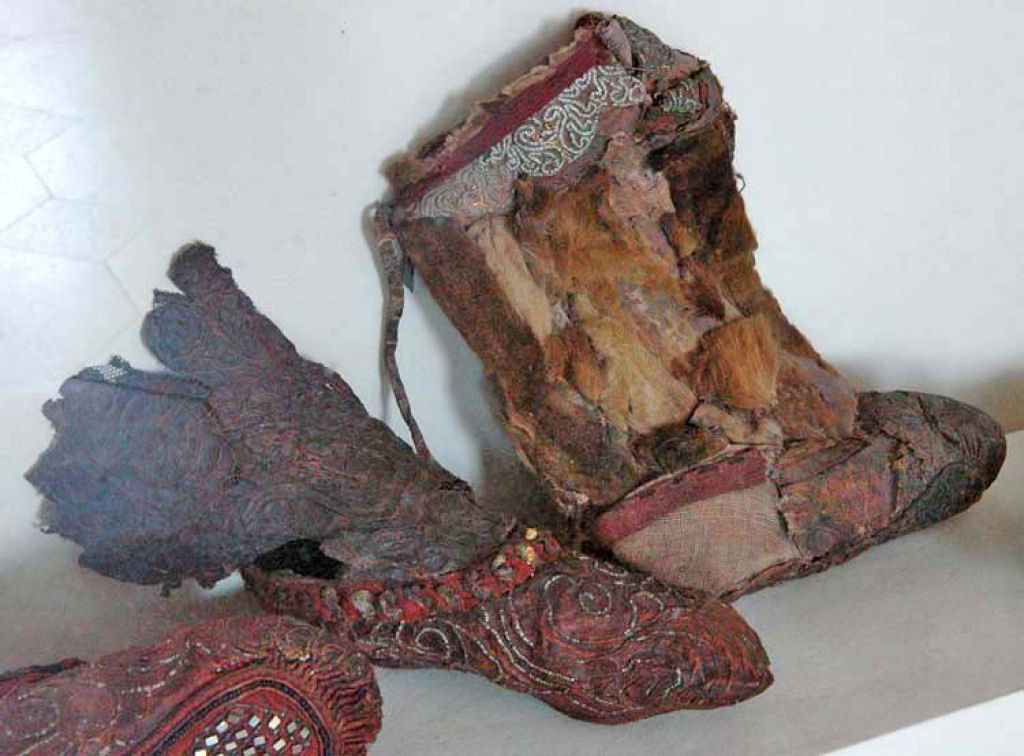Requintada bota feminina de 2300 anos do povo cita foi preservada no permafrost das montanhas Altai