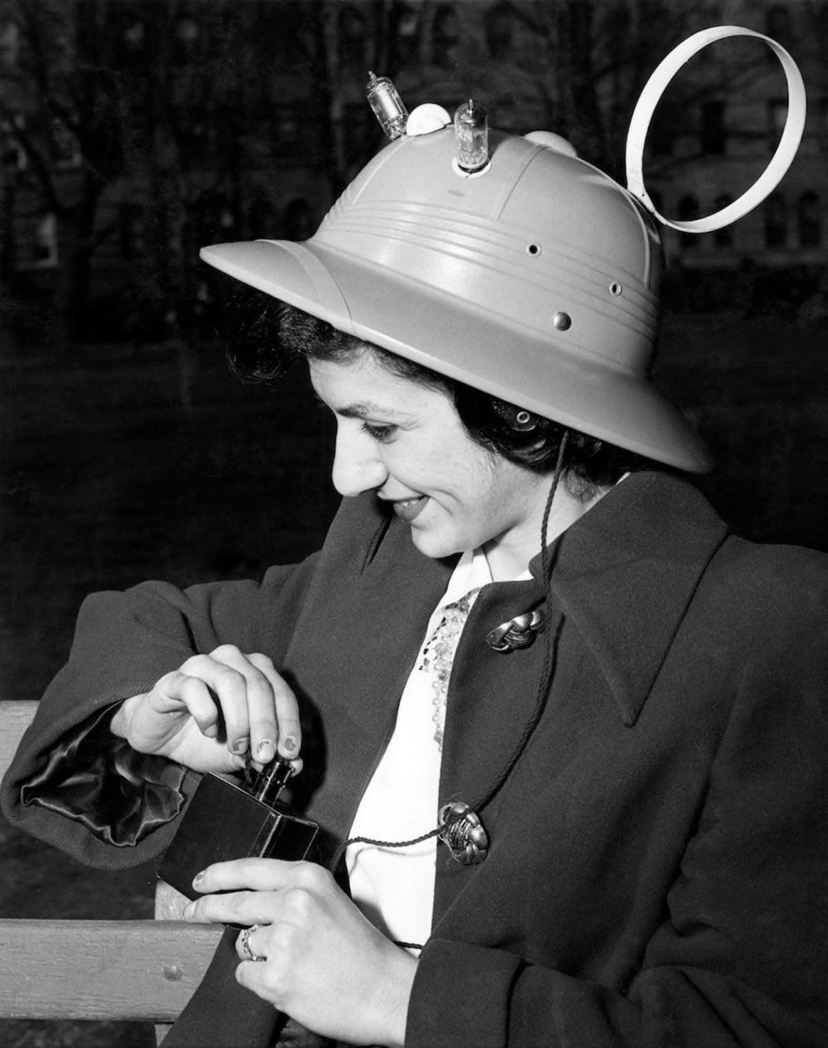 A história do futurista chapéu com rádio de 1949 02