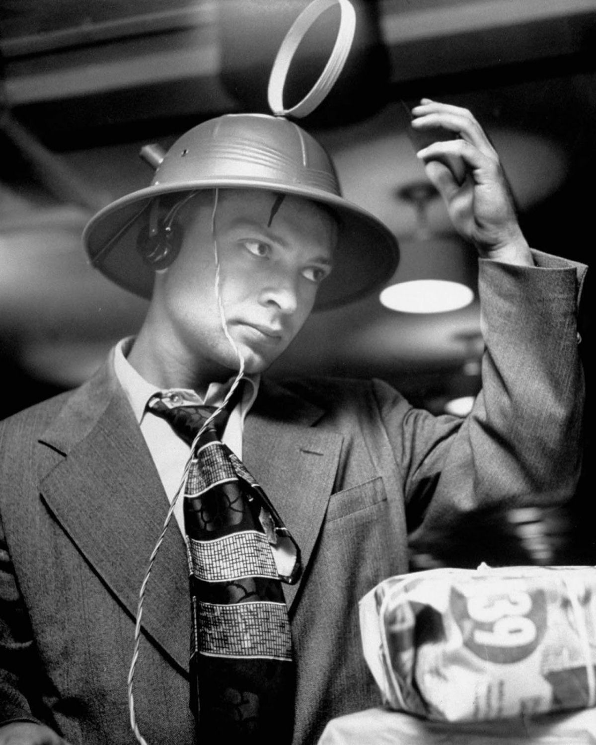 A história do futurista chapéu com rádio de 1949 04