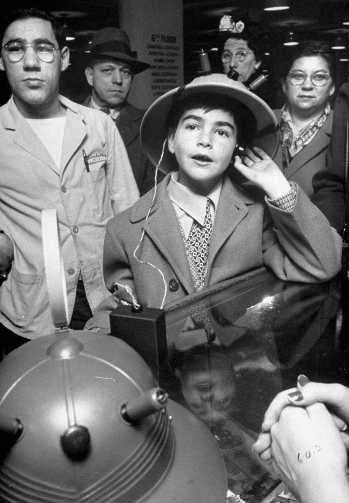 A história do futurista chapéu com rádio de 1949 05