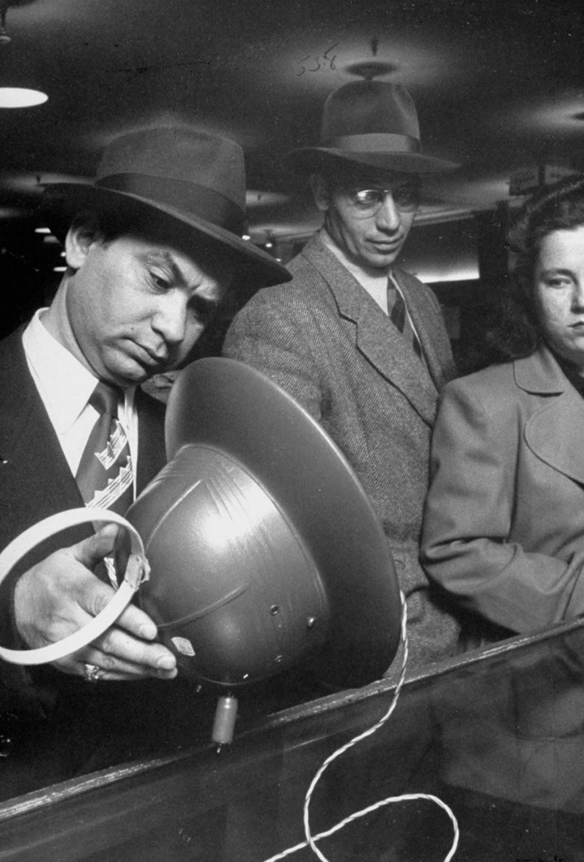A história do futurista chapéu com rádio de 1949 09
